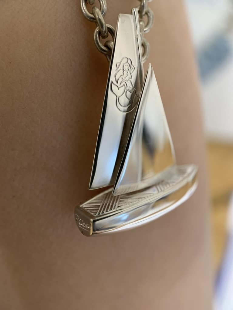 Réplique du bateau du client en argent