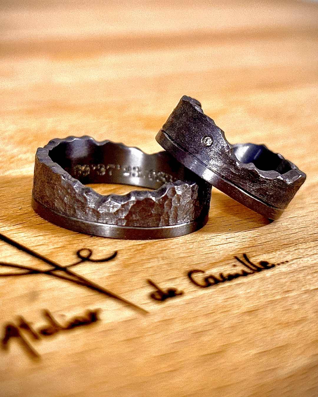 Paire d'alliance structurée et gravée