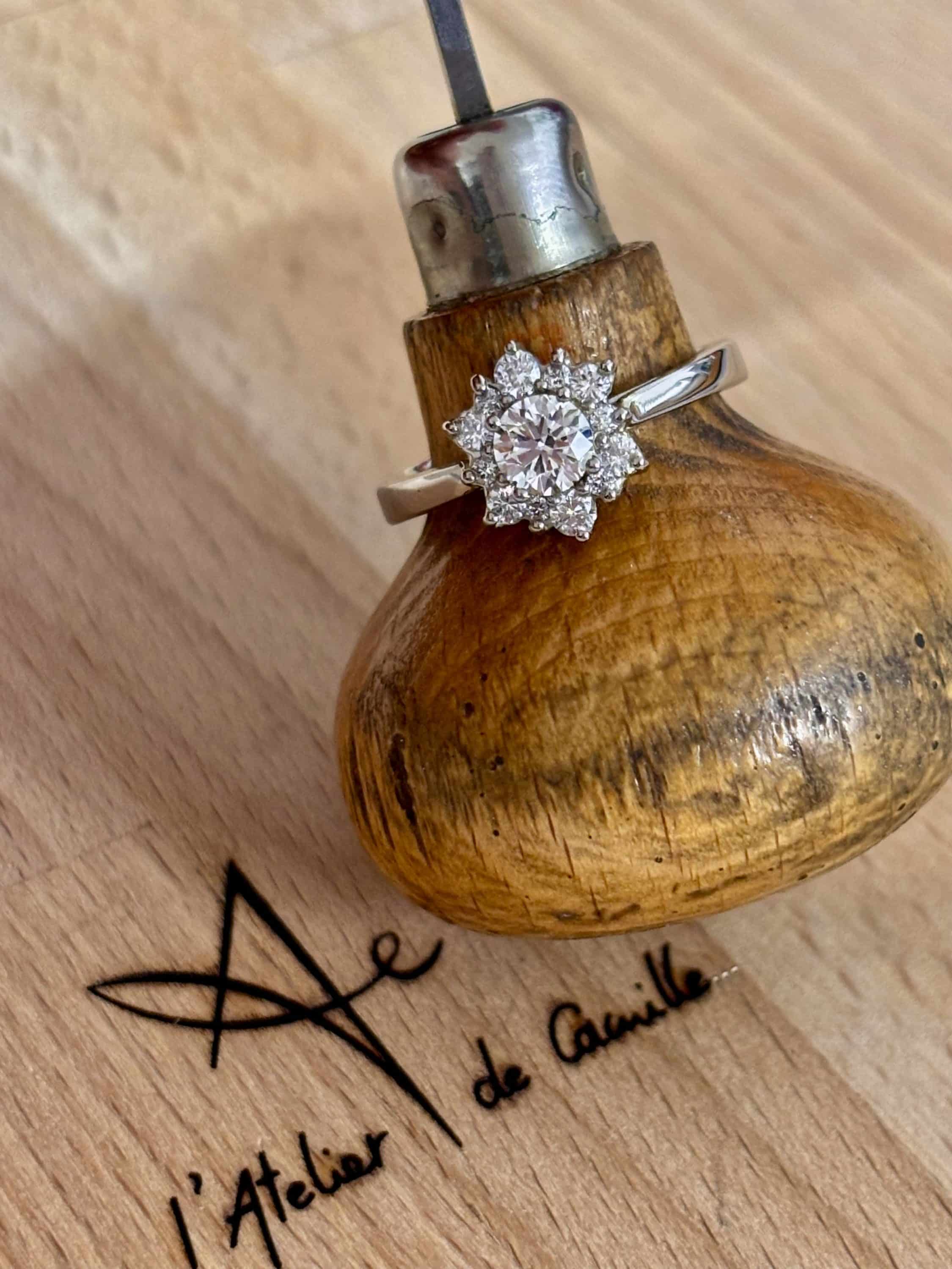 Solitaire en or gris serti diamants