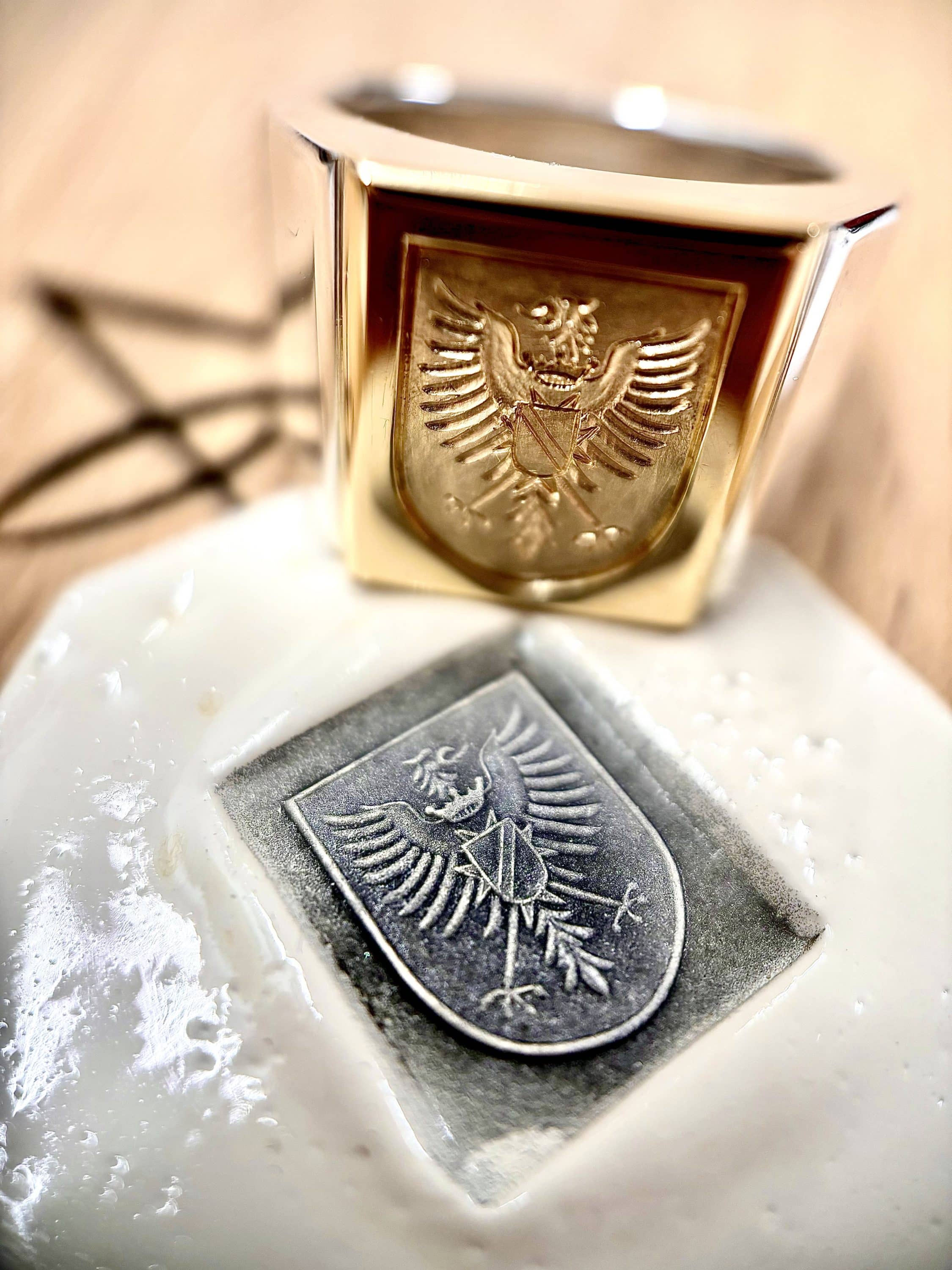 IMG_7263 Chevalière en or jaune gravée en creux avec armoiries familiales