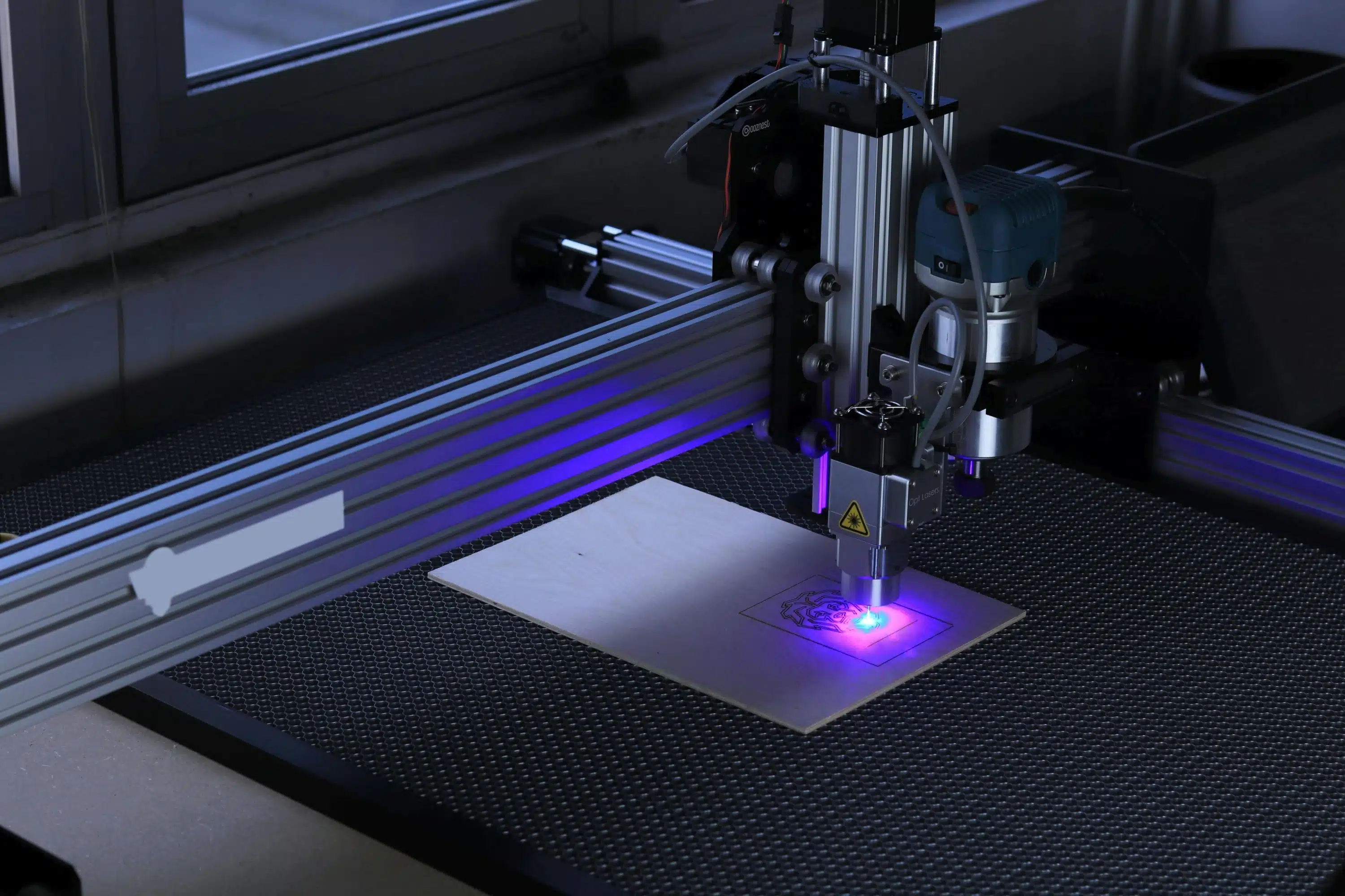 Gravure sur bijou en Suisse : ce que graver à la main veut vraiment dire pexels optlasers 7254428